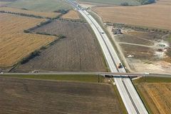 Ministr dopravy Dobeš odkládá stavbu pěti dálnic