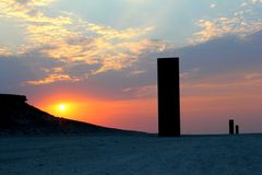 Instalaci nazvanou Východ-Západ umístil Richard Serra v poušti v katarském Dauhá.