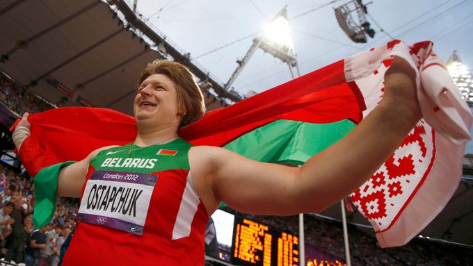 Běloruská koulařka Naděžda Ostapčukovová na OH 2012 v Londýně.