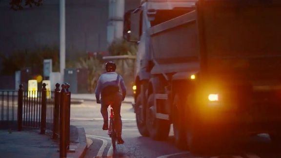 Záběr z videa, cyklista je ohrožen odbočujícícm nákladním autem.