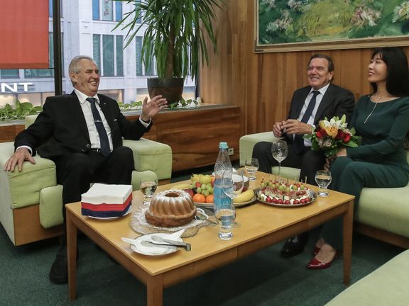 Gerhard Schröder se svou manželkou a českým prezidentem Milošem Zemanem.