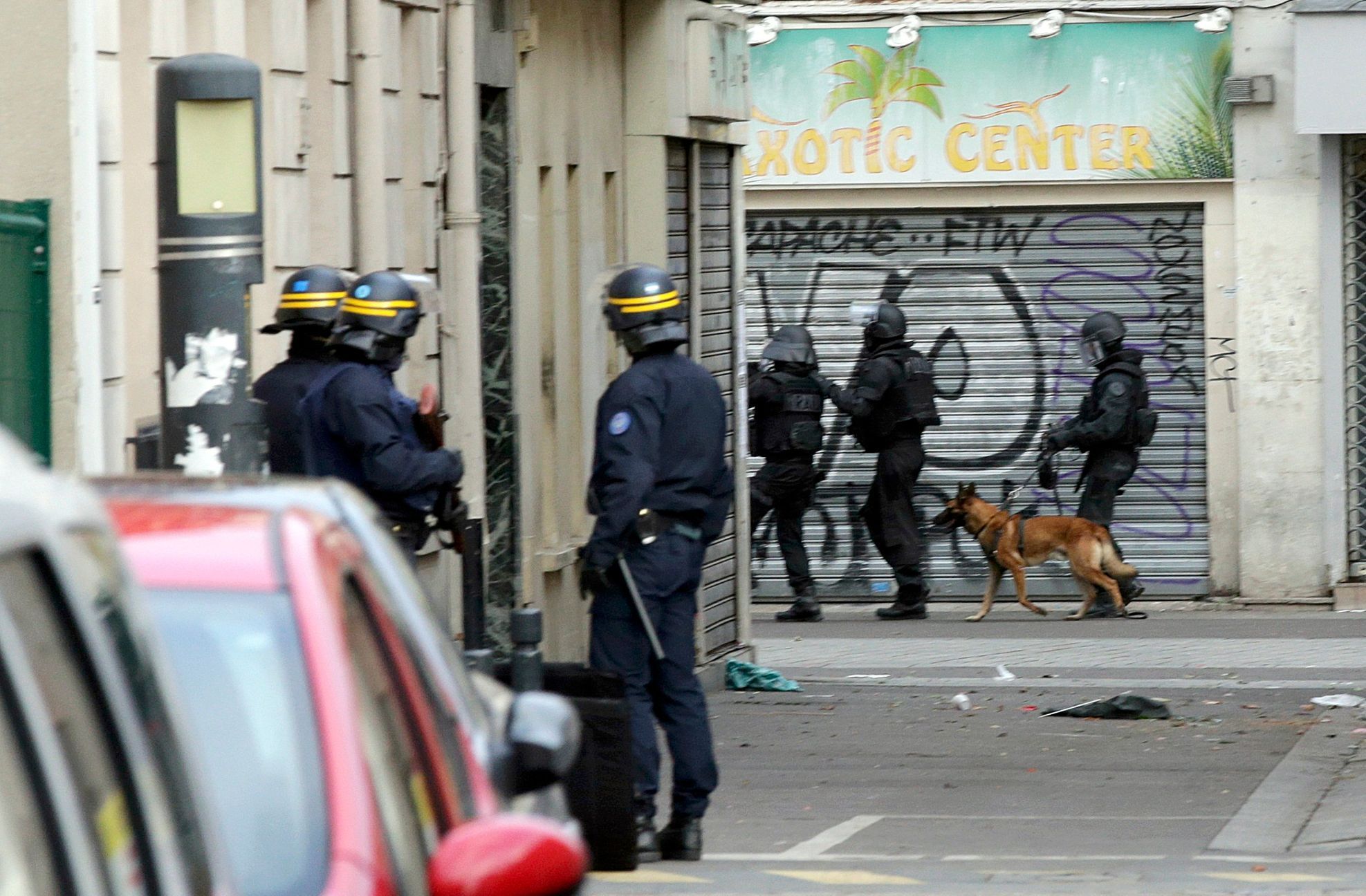 Francie - Paříž - policie - RAID - pes