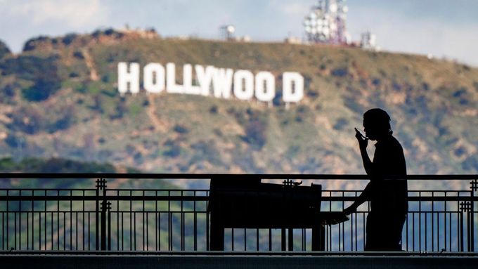 Stávka hollywoodských scenáristů může být jen začátek. Kolektivní smlouvy v Hollywoodu brzy vyprší také režisérům nebo hercům.