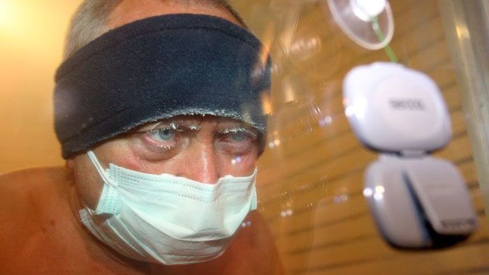 Psycholog Andrew Urbiš kontroluje čas při středečním pokusu o rekord v délce pobytu člověka v extrémním mrazu okolo -120°C. Byl úspěšný.