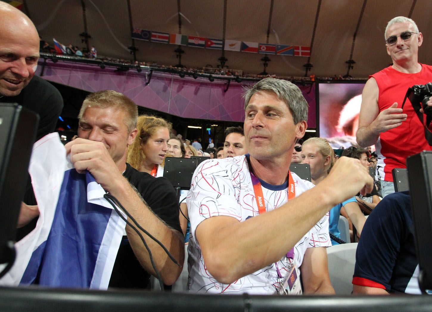 Jan Železný se raduje po vítězství Barbory Špotákové ve finále oštěpu na OH 2012