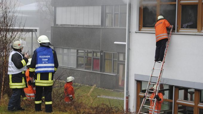 Hasiči zasahují u požáru chráněné dílny ve městě Titisee-Neustadt na jihozápadě Německa.