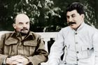 Lenin a Stalin v Gorkách v roce 1922. Lenin zemřel o dva roky později, Stalin se dostal do čela strany.