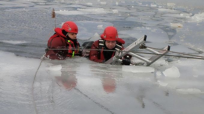 Nácvik záchrany v ledu