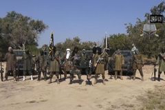 Islámský stát umírá, jeho nigerijský bratr posiluje. Taktika proti Boko Haram selhává