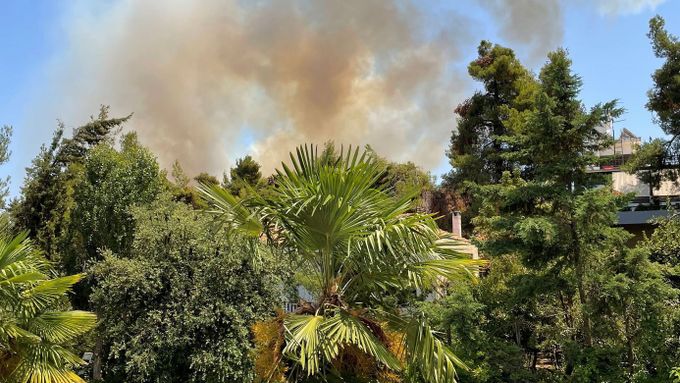 Požár zachycený ve městě Drosia nedaleko Atén.