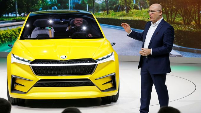 Bernhard Maier odhaluje elektrický koncept Škoda Vision iV na autosalonu v Ženevě.