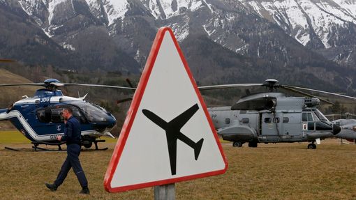 Záchranné helikoptéry ve francouzských Alpách.