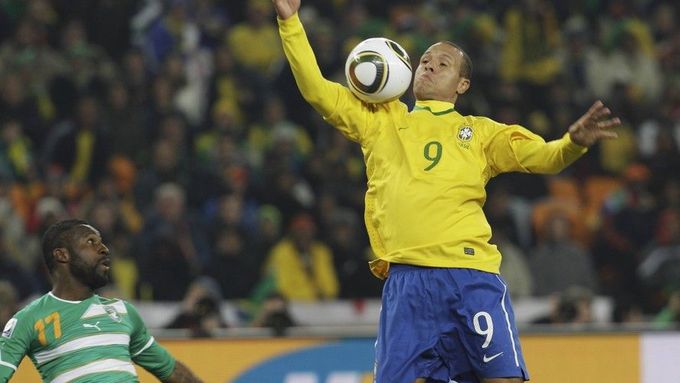 Luís Fabiano si při zpracování míče během své gólové akce pomohl rukou hned dvakrát