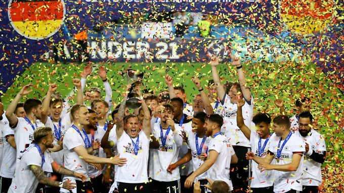 Hráči Německa slaví vítězství na ME do 21 let 2021