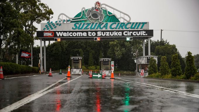 Tajfun proměnil okruh F1 v Suzuce v areál vodních sportů. Diváci byli evakuováni