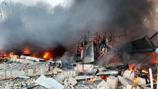 Záběr na místo stanoviště ukrajinské Státní pohraniční stráže poškozeného ostřelováním v oblasti Kyjeva. Ruský útok na Ukrajinu. 24. 2. 2022