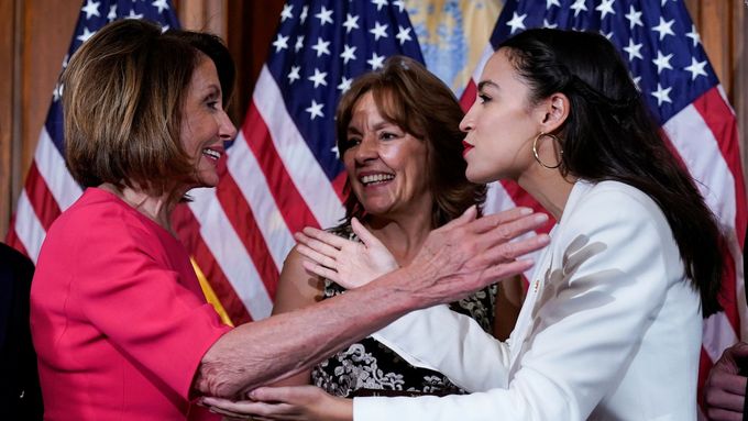Předsedkyně Sněmovny reprezentantů Nancy Pelosiová a nejmladší členka Kongresu Alexandria Ocasio-Cortezová