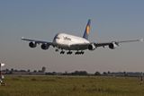 Konsorcium Airbus ohlásilo konec legendy. Přestane vyrábět největší letoun pro osobní přepravu model A380 superjumbo. Důvodem je malý zájem leteckých společností. Aerolinky místo něj dávají přednost menším letounům.
