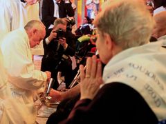 Papež František omývá nohy postiženým v ústavu na okraji Říma.