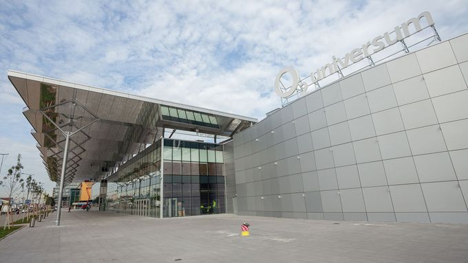 Nová hala O2 universum nedaleko stanice metra Českomoravská stála 1,4 miliardy korun.