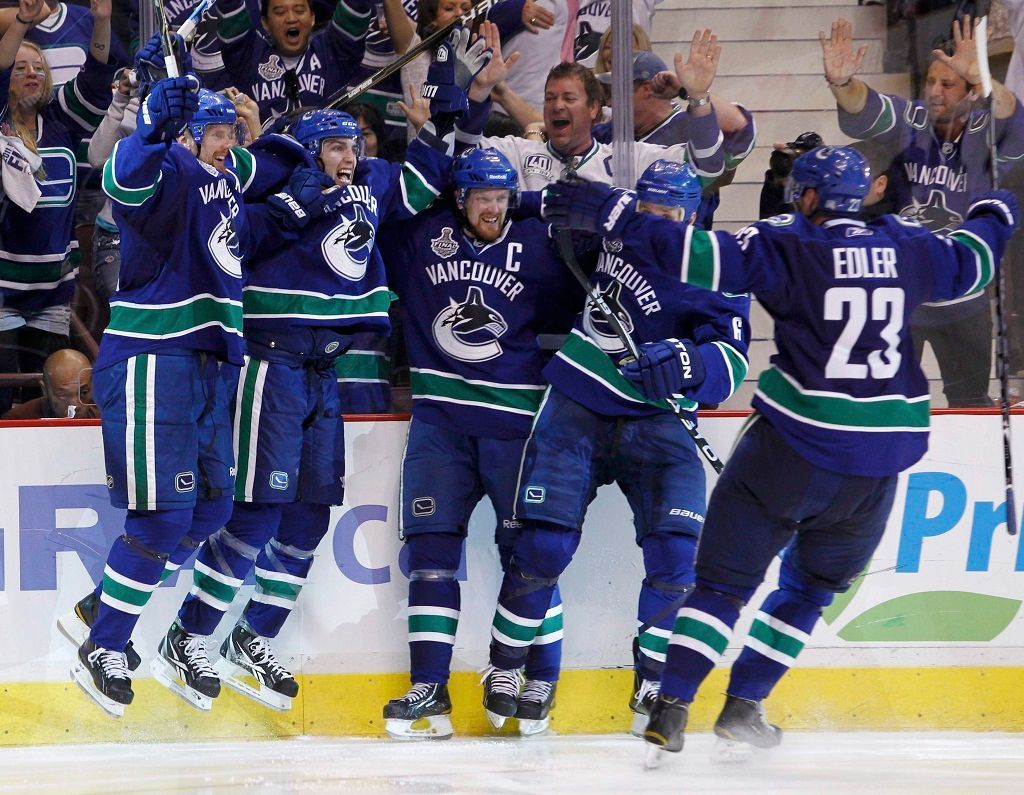 Vancouver Canucks se radují ve finále Stanley Cupu 2011