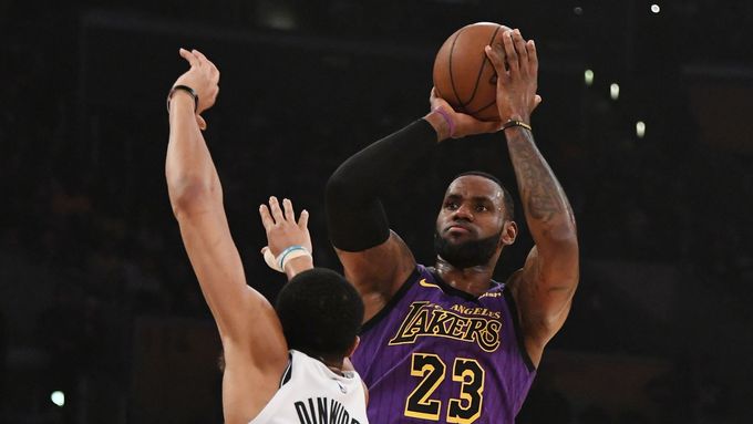 LeBron James střílí přes Spencera Dinwiddieho v zápase Los Angeles Lakers proti Brooklynu.