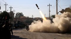 Iráčtí vojáci odpalují raketu na pozice Islámského státu v Mosulu.