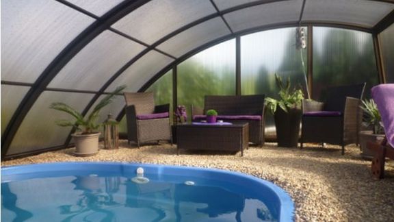 I takhle může vypadat výsledek. Podchozí zastřešení vám vytvoří u bazénu krytý prostor pro relaxaci.