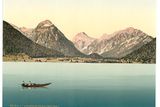 Pohled na největší tyrolské jezero Achensee. V pozadí je vidět vesnice Pertisau. Fotochromový kolorovaný tisk z černobílého negativu (zhruba 1890-1900).