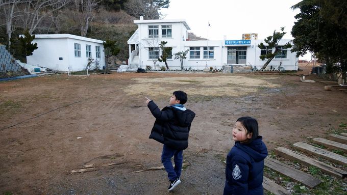 Foto: Není s kým si hrát. Na vymírajícím ostrově v Jižní Koreji žijí jen čtyři děti