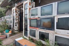 Dům z vysloužilých televizorů. Unikátní stavba se rychle stala atrakcí pro turisty