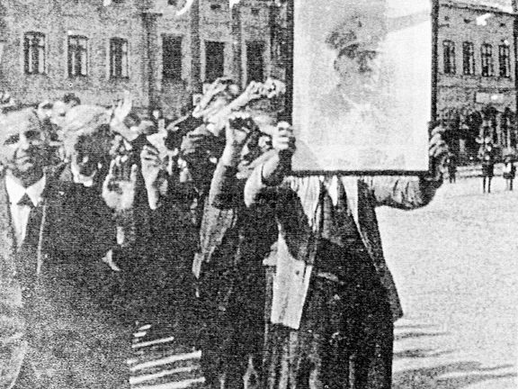 Němci na náměstí v Lanškrouně s obrazem Adolfa Hitlera.
