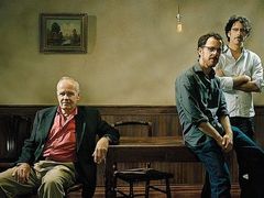 Cormac McCarthy a bratři Coenové, kteří adaptovali jeho román Tahle země není pro starý