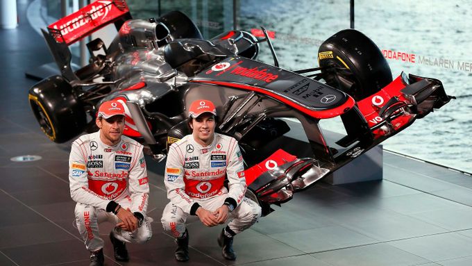 Jenson Button, Sergio Pérez a jejich nová formule byli hlavními hrdiny začátku oslav 50 let McLarenu.