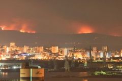 Požár pustoší chorvatský ostrov, turisté evakuováni