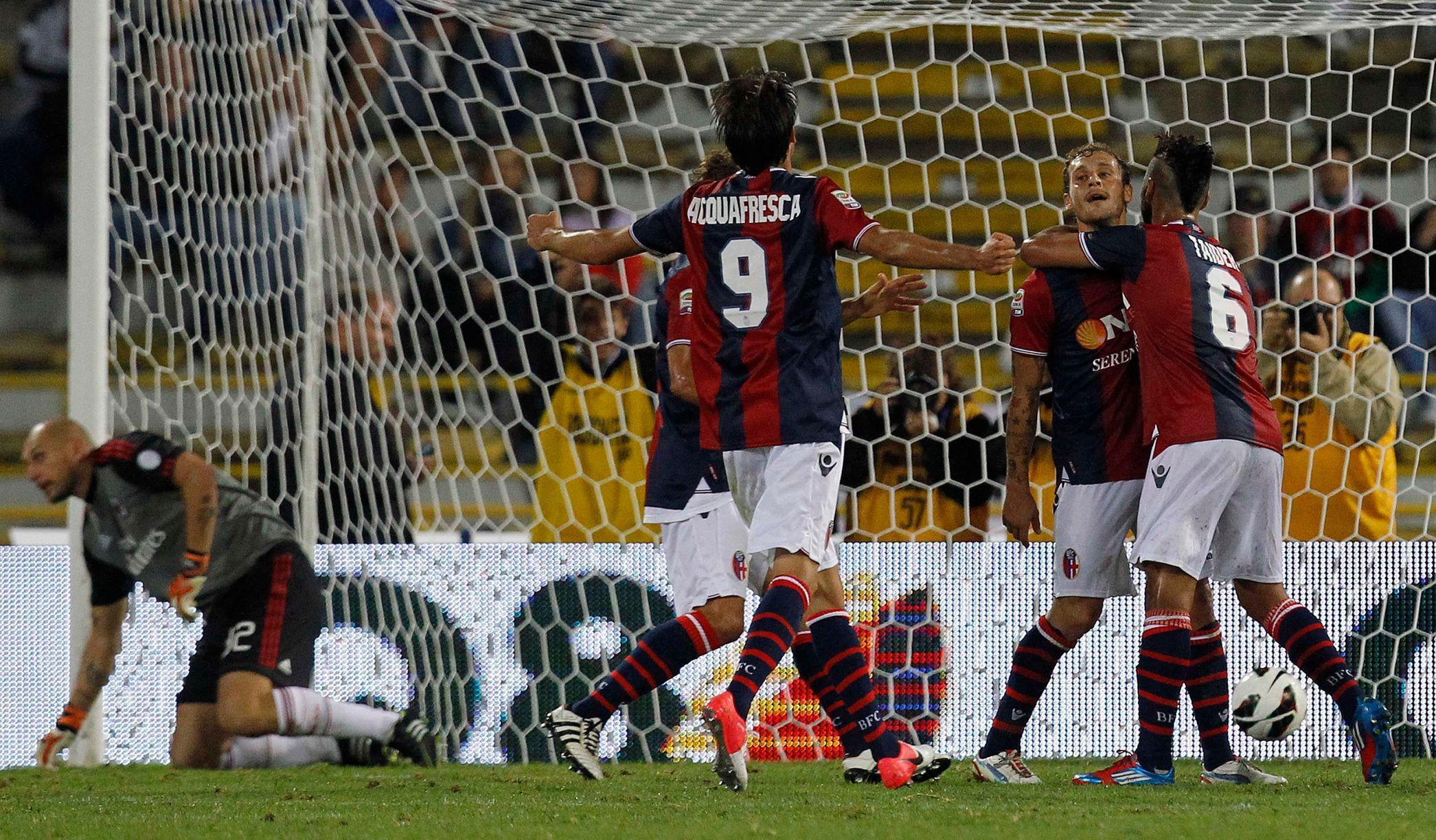 Alessandro Diamanti se raduje z gólu do sítě AC Milán