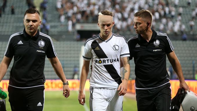 Podívejte se, jak Ondreje Dudu z Legie Varšava zranil kámen hozený fanoušky albánského týmu Kukësi v zápase 3. předkola Evropské ligy.