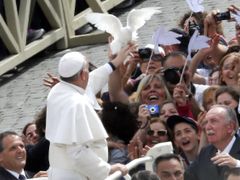 Papež František překvapil návštěvníky tradiční středeční audience. Na Svatopetrském náměstí vypustil dvě holubice.