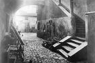 Dříve nejdůležitější moravské město ale začalo ekonomicky zaostávat za jihomoravským Brnem. Fotografie schodiště starého domu na náměstí v Olomouci, 1939.