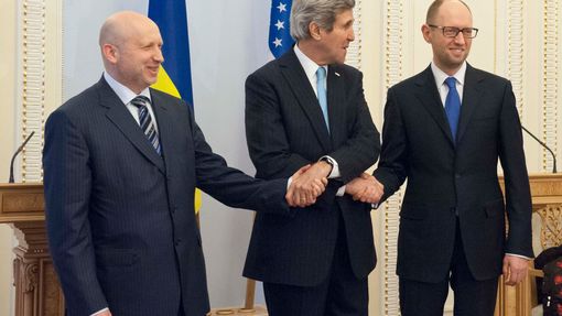 Prozatímní ukrajinský prezident Oleksandr Turčynov, šéf americké diplomacie John Kerry a úřadující  premiér Ukrajiny Arsenij Jaceňuk.