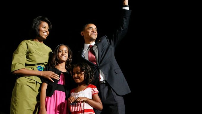 Barack Obama se na mítinku v Iowě pochlubil ženou Michelle a dcerami Malií a Sashou.