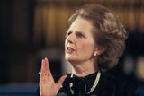 Rázné gesto Margaret Thatcherové, které často - coby představitelka nekompromisních politických názorů - používala během proslovů.