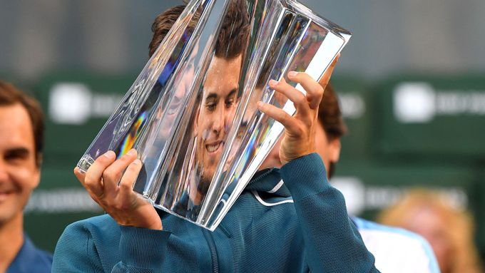 Rakouský tenista Dominic Thiem s trofejí pro vítěze turnaje v Indian Wells
