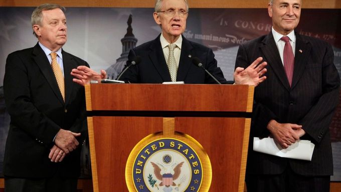 Senátor Harry Reid (uprostřed) je strůjcem dohody o navýšení státního dluhu.