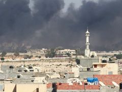 Libyjská metropole Tripolis v kouřové cloně. Ve městě se bojuje na život a na smrt.
