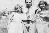 Bonnie Parkerová se narodila 1. října 1910 v texaském městě Rowena do maloměstské rodiny. Byla to pilná studentka, která měla ráda zpěv, tanec i psaní poezie. Maloměstský způsob života ji ale nudil. V šestnácti letech školy zanechala, začala se živit jako barmanka a vdala se za přítele Roye Thorntona. Vztah krátce nato zkrachoval, manželé se ale nikdy nerozvedli. Bonnie nosila snubní prsten až do konce svého života.