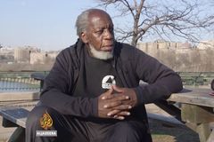 Po 44 letech ve vězení zažil kulturní šok. Každý se sluchátky v uších je pro něj agent CIA