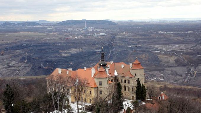 Zámek Jezeří nad velkodolem Československé armády, který má podle představ těžařů pohltit také nedaleké městečko Horní Jiřetín.