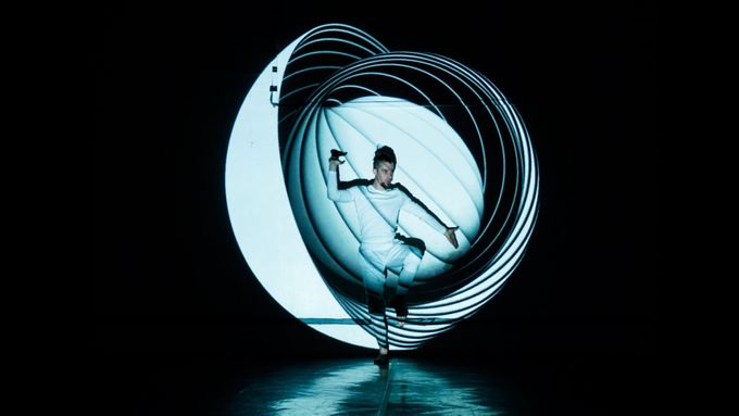 Cirque Garuda v představení Pantokine spojí akrobacii, experimentální žonglování, tanec, interaktivní projekce a videomapping.