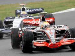 Lewis Hamilton s McLarenem jede před Nico Rosbergem za volantem Williamsu.